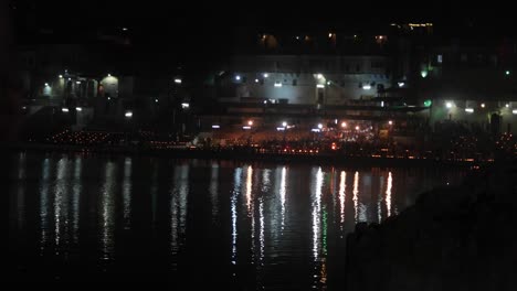 Turistas-y-peregrinos-en-la-ciudad-Santa-hindú-lago-de-Pushkar-en-la-noche