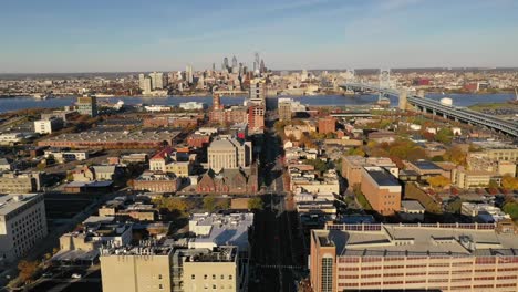 Vista-aérea-centro-de-la-ciudad-de-Camden-New-Jersey-horizonte-puente-de-peaje-entrada