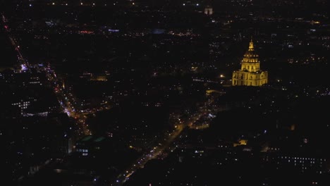 Nachtansicht-der-beleuchteten-Stadt-Paris-mit-Les-Invalides-Gebäude-angezündet