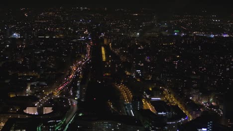 Vogelperspektive-des-wunderschön-beleuchteten-Straßen-von-Paris-bei-Nacht