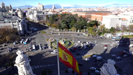 Luftaufnahme-der-Cibeles-Brunnen-am-Plaza-de-Cibeles-in-Madrid-an-einem-sonnigen-Tag