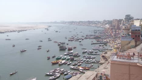 Varanasi,-am-Ufer-von-Ganga,-ist-die-spirituelle-Hauptstadt-Indiens-für-Hindus