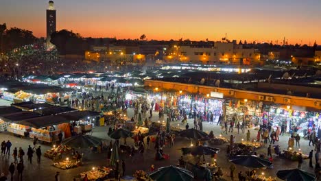 Jamaa-el-Fna-(Jemaa-el-Fnaa)-por-la-noche.-Marrakech,-Marruecos.-Alejar-disparo