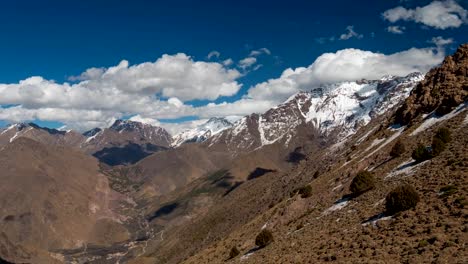 Montañas-del-Alto-Atlas-en-el-centro-de-Marruecos.-Las-vueltas-de-tiempo