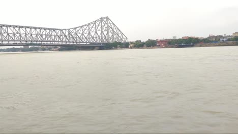 Ondulación-de-agua-en-el-río-ganga-cerca-del-puente-Howrah,Kolkata-(India)-al-atardecer