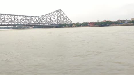 Wasser-wav-in-Ganga-Fluss-in-der-Nähe-von-Howrah-Brücke-,Kolkata-(Indien)-bei-Sonnenuntergang