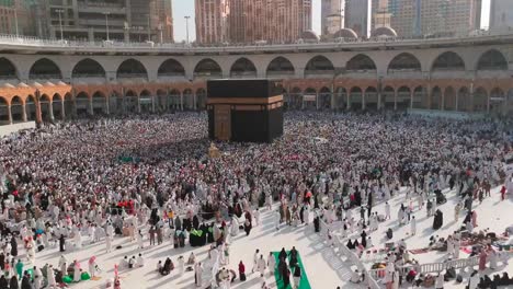 MECCA,-SAUDI-ARABIA,-April--2019---Muslim-pilgrims-from-all-over-the-world-gathered-to-perform-Umrah-or-Hajj-at-the-Haram-Mosque-in-Mecca.