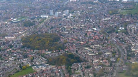 Flugzeugfensteransicht-des-Stadtteils-Manchester-Wythenshawe