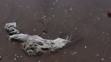 Tropischer-Meeresstrand-stark-verschmutzt-mit-Müll-und-Plastiktüten-in-allen-Varianten