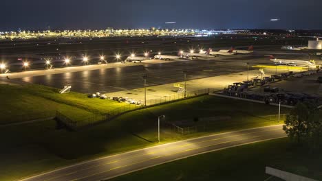 Lapso-de-tiempo-de-aviones-en-el-aeropuerto