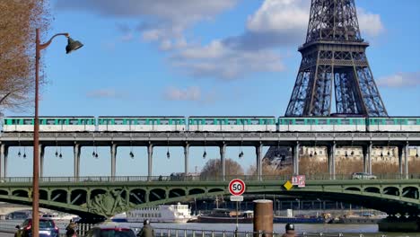 Tren-del-Metro-(recorrido-de-la-torre-Eiffel,-París,-Francia