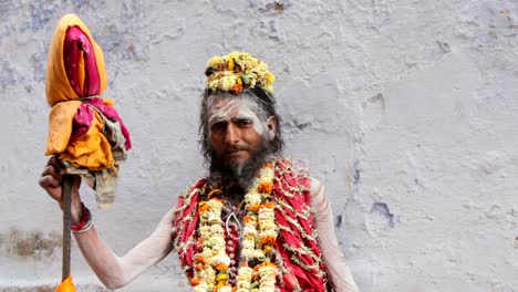 Porträt-von-eine-heilige-Sadhu-in-Varanasi,-Indien.