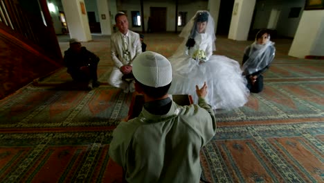 Imam-predicando-en-la-ceremonia-de-boda-Nikah-en-mezquita