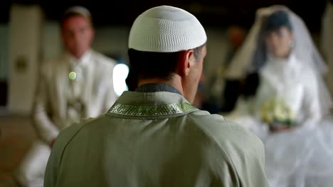 Mezquita-de-imam-predicando-en-durante-ceremonia-de-bodas