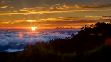 Ich-gegen-bis-zu-einem-Smoky-Mountain-Sunrise-mit-Sonne-und-flackernde