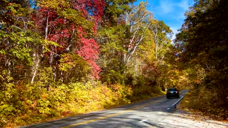 Vehículo-deportivo-utilitario-(SUV)-campo-de-la-pintoresca-Highway-276-en-otoño-en-las-montañas-Great-Smoky