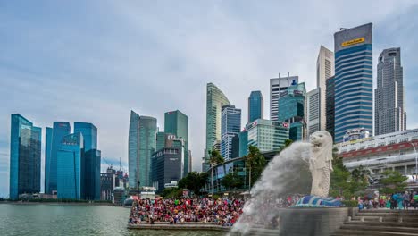 Die-Merlion-Brunnen-&-Singapur-skyline