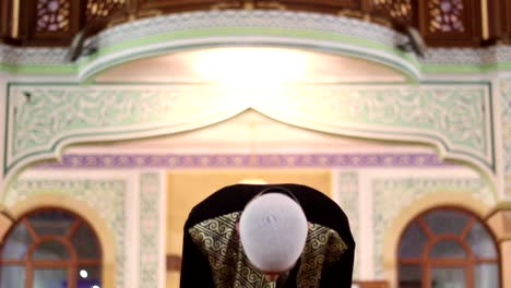 Hombre-joven-en-un-culto-mezquita.