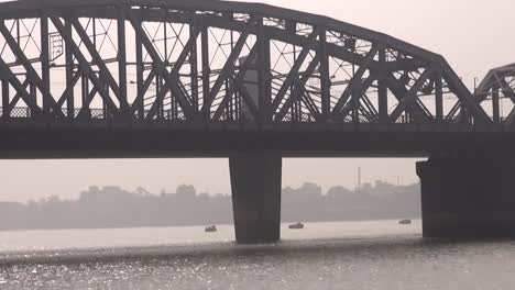 big-bridge-on-Hoogly-river-in-Colcata,-India