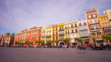 Sevilla-sonniger-Tag-Tourist-Quadratmeter-Panorama-mit-scooter,-ein-Café-und-4-k-Zeitraffer-Spanien