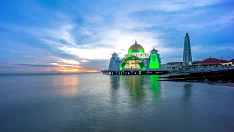 Lapso-de-tiempo.-Atardecer-en-la-mezquita-flotante,-estrecho-de-Malacca