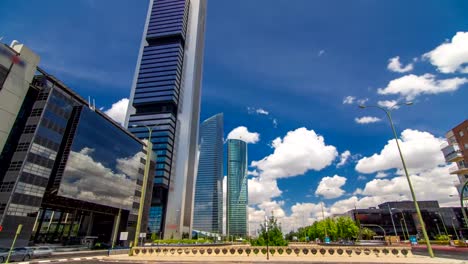 Wolkenkratzer-Timelapse-hyperlapse-in-den-vier-Türme-Business-Bereich-mit-der-höchsten-Wolkenkratzer-in-Madrid,-Spanien