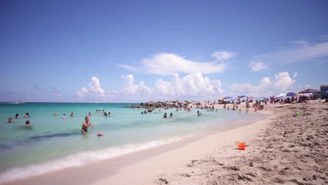 Estados-Unidos-día-soleado-de-verano-Miami-Playa-Océano-turísticas-nadar-4-K-lapso-de-tiempo-de-la-Florida