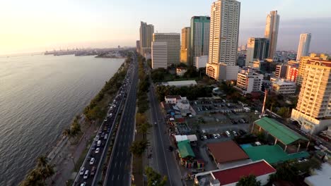 Fliegen-über-den-Roxas-Bouleverd-in-Manila