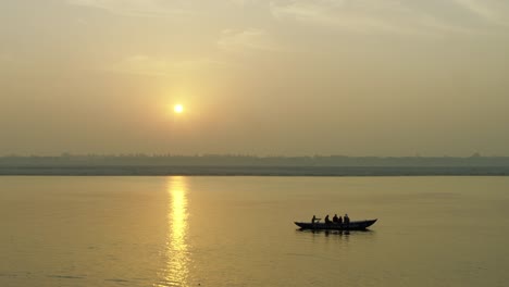 Barco-en-el-río-Ganges