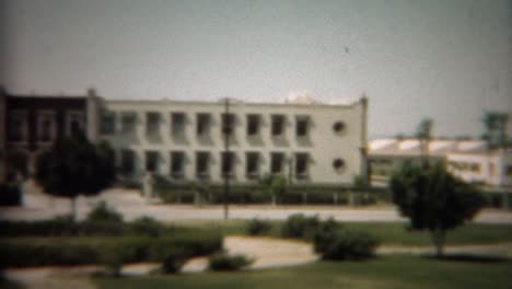 1948:-edificio-de-gobierno-señorial-domina-la-zona.