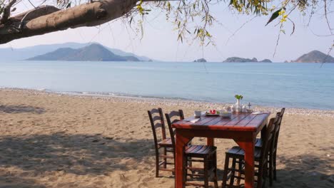 Türkische-Frühstück-am-Strand-mit-Meer,-Fethiye,-Türkei