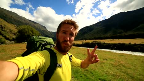 Selbstparken-Porträt-von-junger-Mann-Wandern-in-Neuseeland