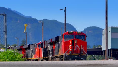 Im-Leerlauf-schweren-Güterzug-Motoren-Lokomotive-Motoren-Eisenbahn