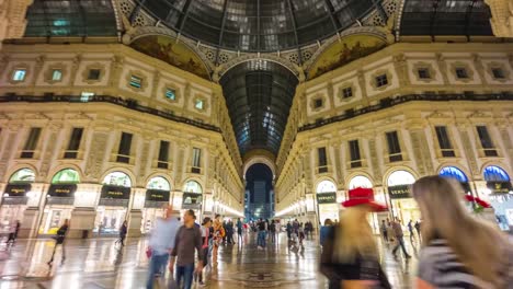 Italia-galleria-vittorio-emanuele-comercial-calle-noche-caminando-panorama-4-tiempo-k-caer-Milán