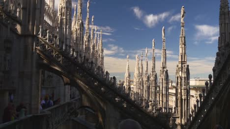 Italien-Tag-Zeit-Mailand-Duomo-Kathedrale-auf-der-Dachterrasse-Blick-Punkt-Touristen-überfüllt-Panorama-4k