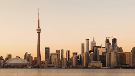 Toronto,-El-horizonte-de-día-a-noche