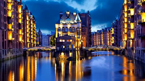 Iluminado-Asamblea-y-dos-de-las-novias-en-Speicherstadt,-Hamburgo