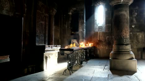 Iglesia-Apostólica-Armenia.-Luz-que-incide-en-el-monasterio-de-Geghard-en-Ereván,-Armenia.