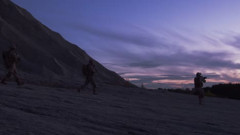 Grupo-de-soldados-armados-durante-la-operación-de-la-noche-en-medio-del-desierto.-Cámara-lenta.