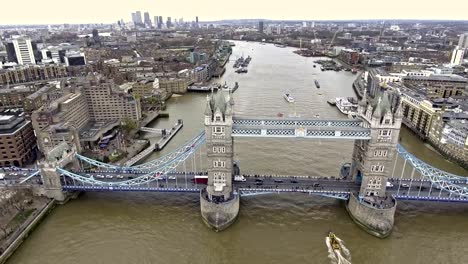 Flying-Over-Tower-Bridge-und-der-Themse-in-London-4K