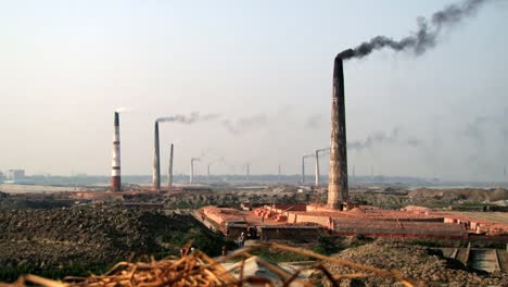 Ziegelstein-Fabriken-Rohre-in-Dhakka,-Bangladesch.