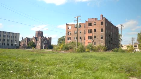 POV:-Viejo-abandonado-edificio-de-viviendas-en-la-parte-industrial-de-la-ciudad-de-Detroit-en-descomposición