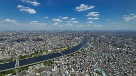 Zu-Fuß-in-der-Luft-(blaue-Himmel-&-Wolke-Form-bei-Tokyo-City)