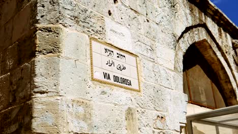 A-través-de-la-Dolorosa-street-señal-en-Jerusalén