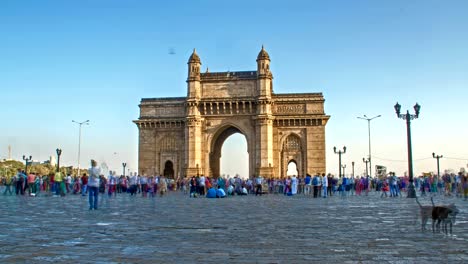 Time-Lapse-Schuss-von-Menschen-bewegen-Gateway-of-India-an-einem-sonnigen-Tag,-Mumbai,-Indien