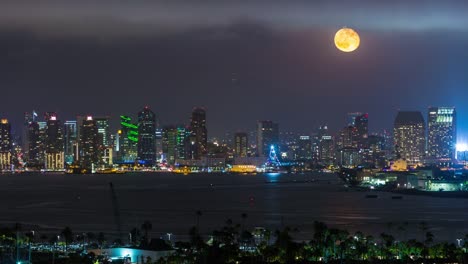 Die-Innenstadt-von-San-Diego-Moon-Rise-Timelapse