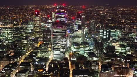 Vista-elevada-del-distrito-financiero-de-Londres-en-la-noche