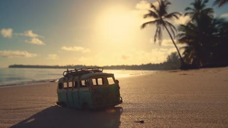 Hermosa-isla-tropical-playa-amanecer-y-coche-miniatura-video