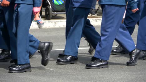 Slow-Motion-Armeesoldaten-marschieren-Stiefel,-Militärparade-Formation-März