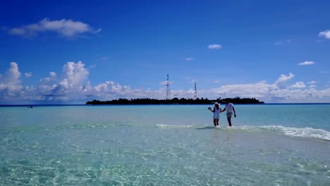 v03933-fliegenden-Drohne-Luftaufnahme-der-Malediven-weißen-Sandstrand-2-Personen-junges-Paar-Mann-Frau-romantische-Liebe-auf-sonnigen-tropischen-Inselparadies-mit-Aqua-blau-Himmel-Meer-Wasser-Ozean-4k